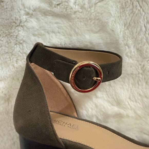 👠 MICHAEL KORS Suede Olive Green Ankle Strap Block Heels 8 - Picture 5 of 9